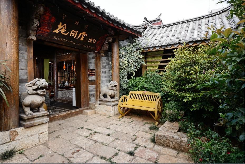 Blossom Hill Inn - Neverland Lijiang  Bagian luar foto